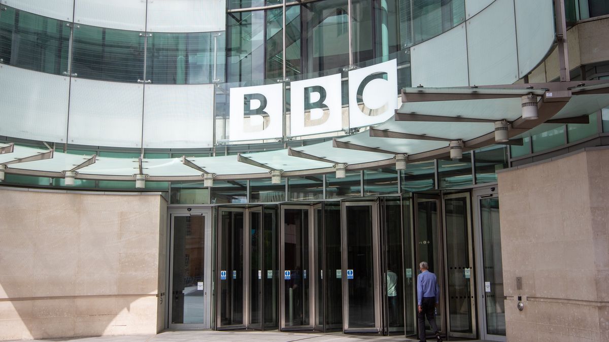 BBC v rámci úsporného plánu propustí přes desetinu zaměstnanců